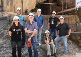 Juan Luis Arsuaga, junto a varios miembros del equipo de excavación de Atapuerca.