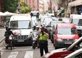 Congestión en el tráfico por el corte de la calle Alonso Pesquera, vía de entrada al centro desde Delicias.