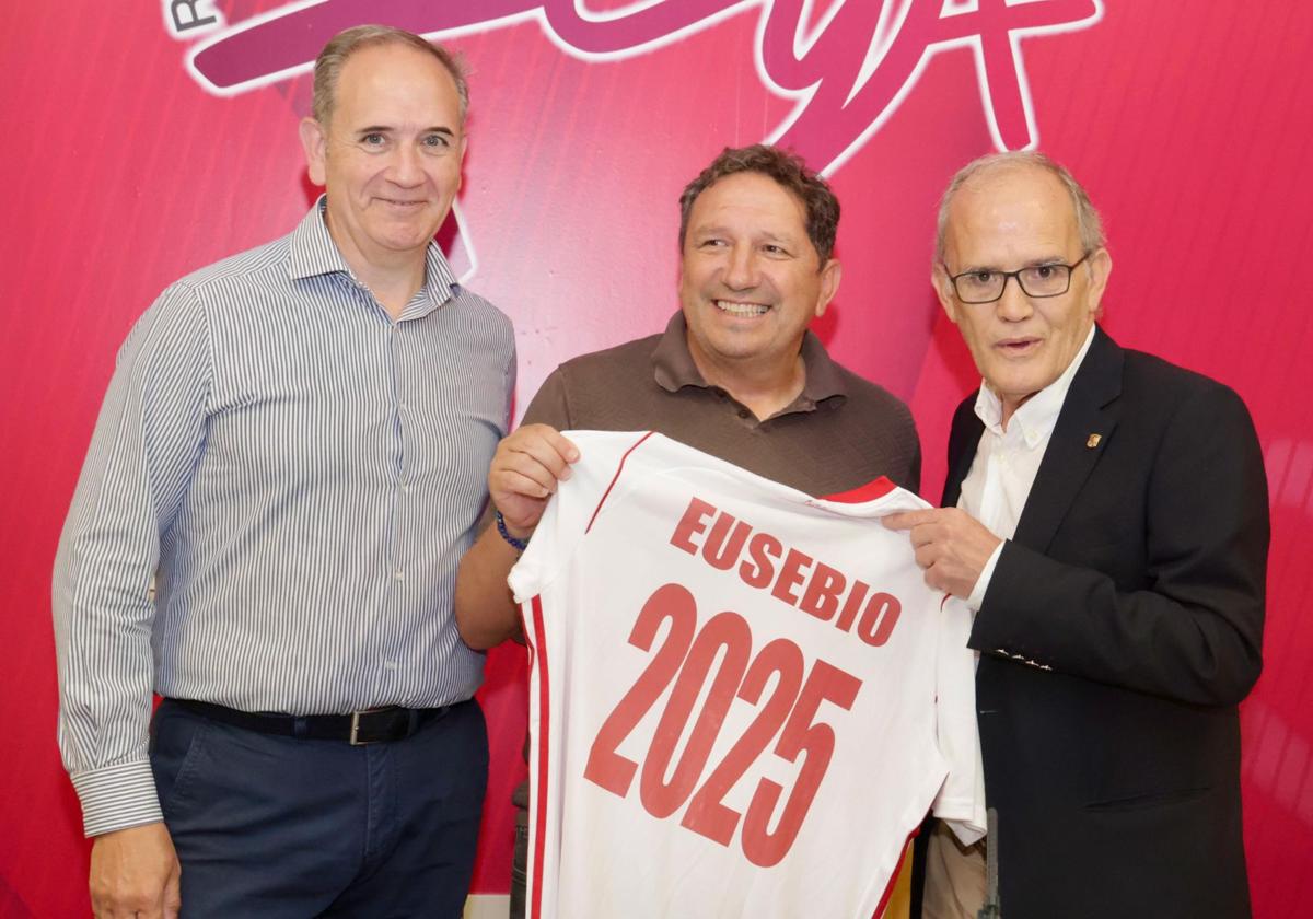 Eusebio, en su presentación como técnico, junto al responsables de selecciones y presidente de la RFCYL, Carlos Merino y Marcelino Maté.