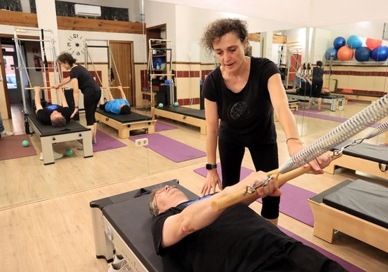 Un ejercicio en una clínica de fisioterapia de Segovia.
