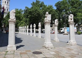 Leones en la Plaza de la Universidad.
