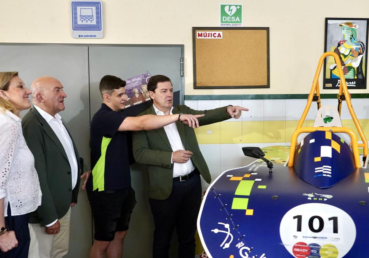El presidente de la Junta, el alcalde de Valladolid y la consejera de Familia, durante la visita a los centros de Pajarillos Educa.
