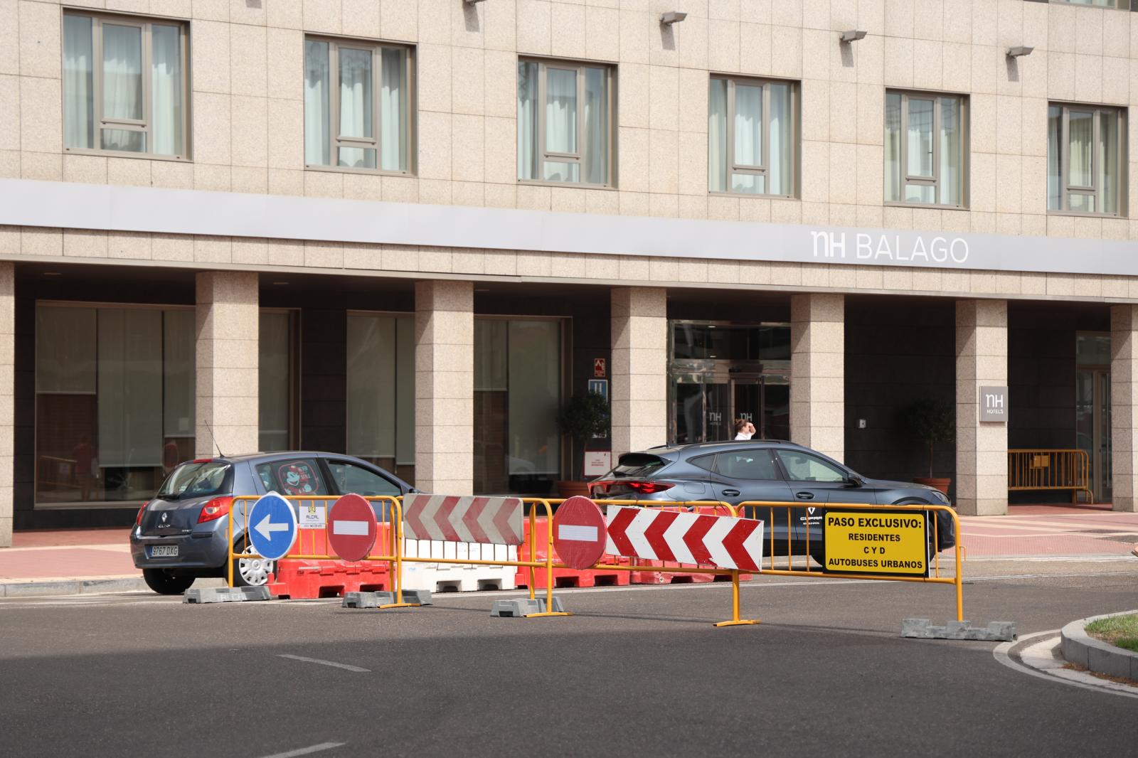 Al acceso a la calle Mieses desde Juan II de Castilla, cerrada al tráfico.