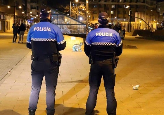 Dos agentes de la Policía Local de Burgos en una imagen de archivo durante un dispositivo de vigilancia.