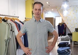 Joaquín Herreros de Poppy Shop, en su tienda de ropa que ha impulsado la recogida de firmas entre los negocios de la zona afectada.