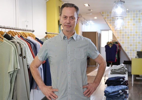 Joaquín Herreros de Poppy Shop, en su tienda de ropa que ha impulsado la recogida de firmas entre los negocios de la zona afectada.