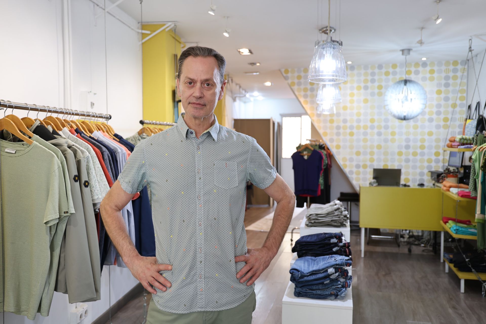 Joaquín Herreros de Poppy Shop, en su tienda de ropa que ha impulsado la recogida de firmas entre los negocios de la zona afectada.