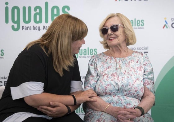 Elena Quintero, mediadora, e Isabel Tamames, persona con sordoceguera, en la sede de la ONCE en Valladolid.