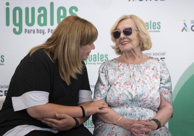 Elena Quintero, mediadora, e Isabel Tamames, persona con sordoceguera, en la sede de la ONCE en Valladolid.