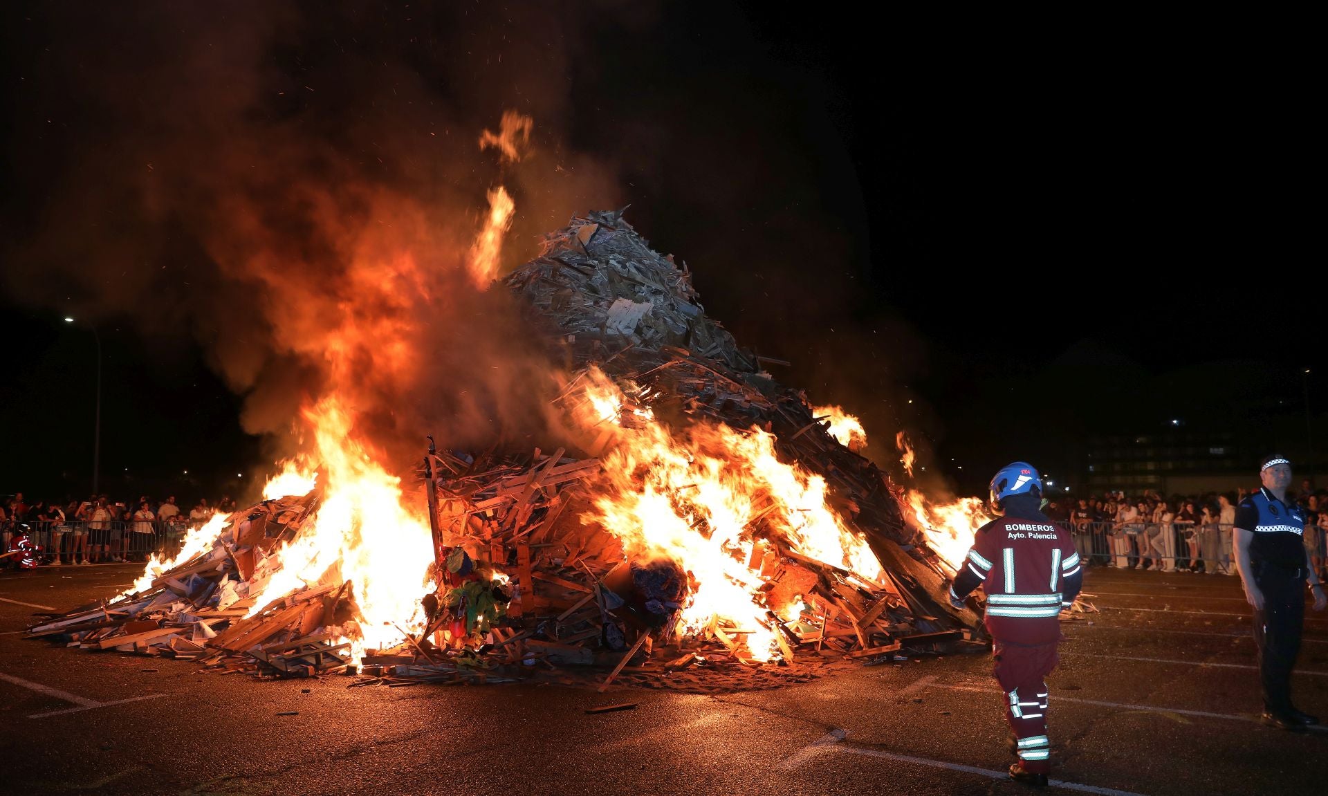 Así fue la hoguera de San Juan en Palencia