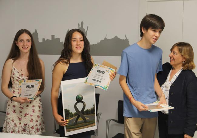 La ganadora, Ángela Burón, en el medio con los dos finalistas y la presidenta de la Asociación del Cáncer de Palencia, Rosa Andrés.