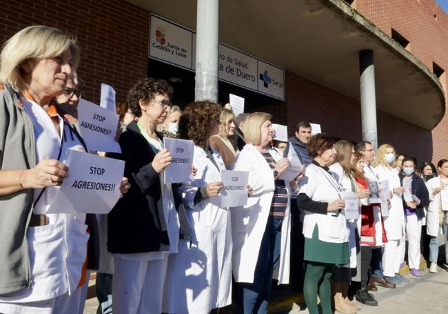 Concentración ante el Centro de Salud de Laguna tras una reciente agresión a una doctora.