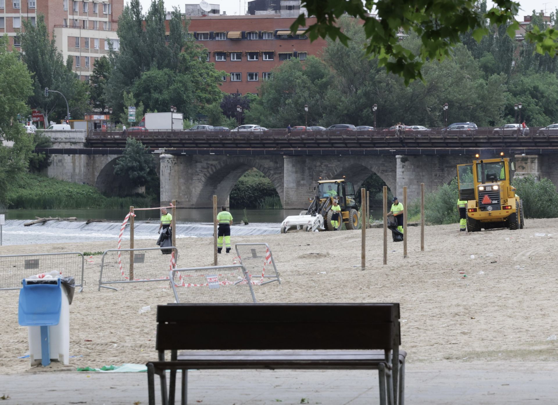 Los servicios de limpieza de Valladolid recogen la basura de las Moreras tras la noche de San Juan