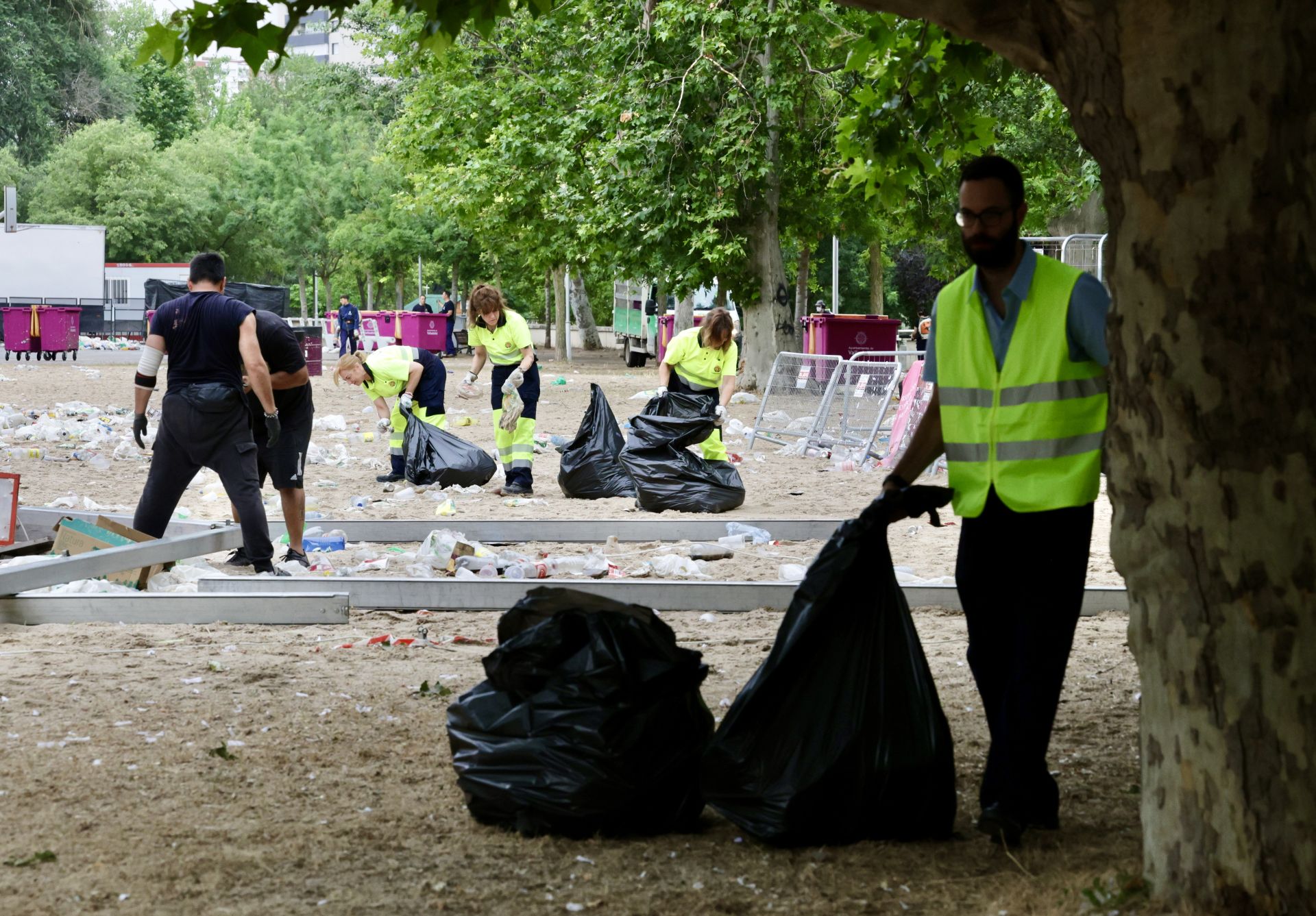 Los servicios de limpieza de Valladolid recogen la basura de las Moreras tras la noche de San Juan