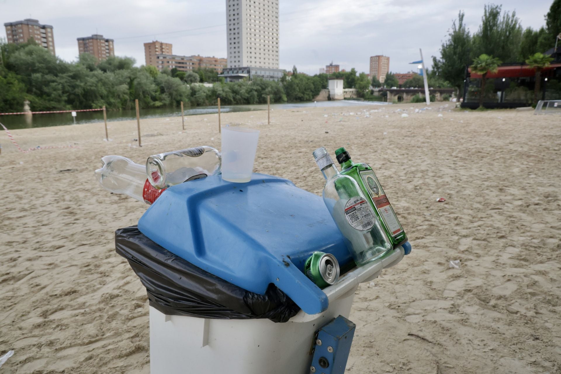 Los servicios de limpieza de Valladolid recogen la basura de las Moreras tras la noche de San Juan