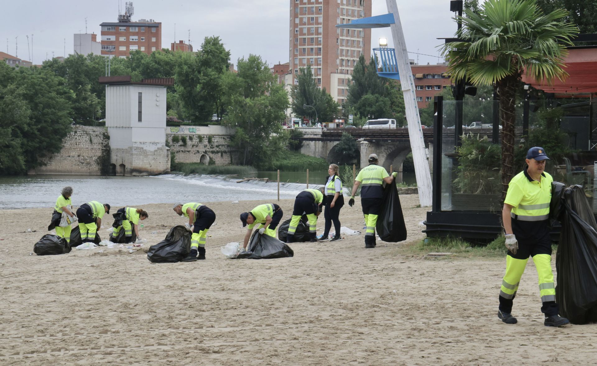 Los servicios de limpieza de Valladolid recogen la basura de las Moreras tras la noche de San Juan