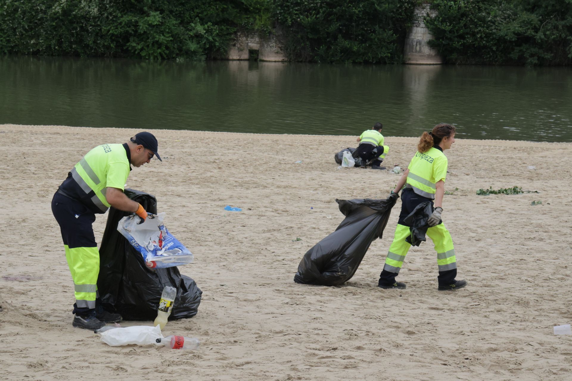 Los servicios de limpieza de Valladolid recogen la basura de las Moreras tras la noche de San Juan