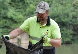 Los servicios de limpieza de Valladolid recogen la basura de las Moreras tras la noche de San Juan
