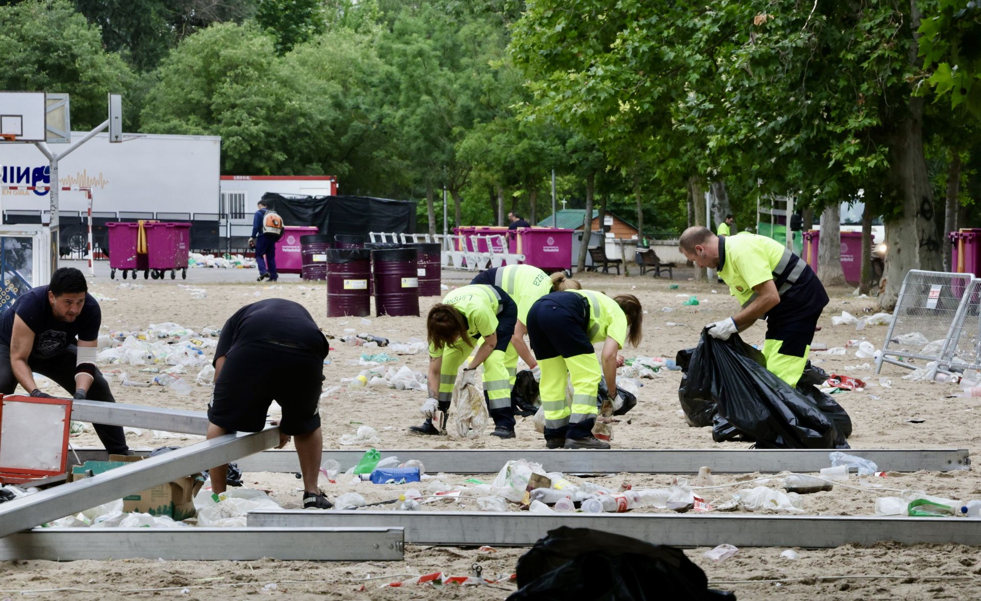 Los servicios de limpieza de Valladolid recogen la basura de las Moreras tras la noche de San Juan