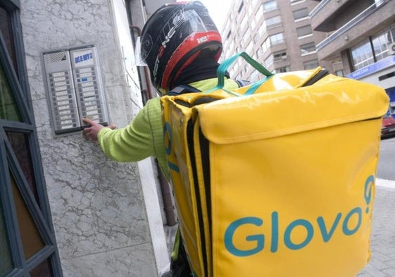 Un repartidor de Glovo entrega un pedido en Valladolid.