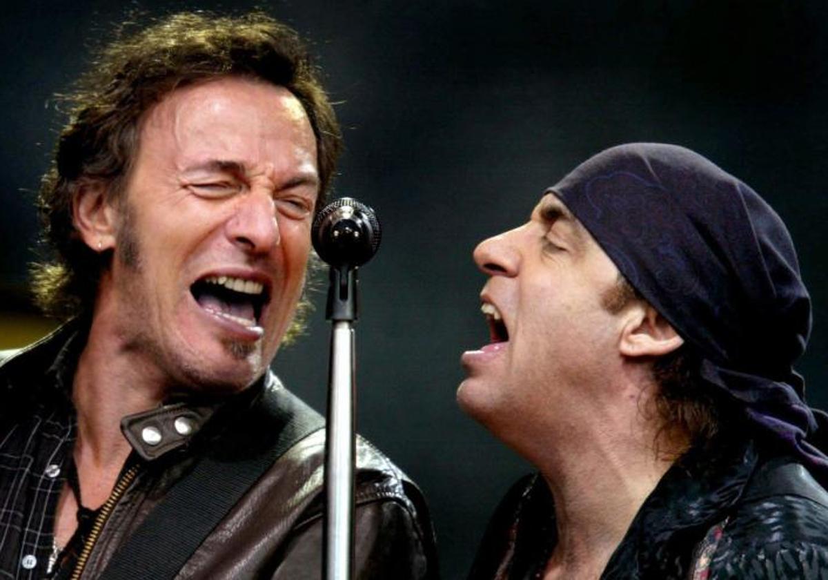 A la izquierda, Bruce Springsteen, a la derecha, el guitarrista Steven Van Zandt en un concierto del año 2003.