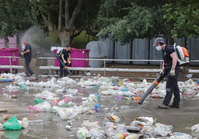 Labores de limpieza en la zona de las pistas deportivas en Las Moreras.
