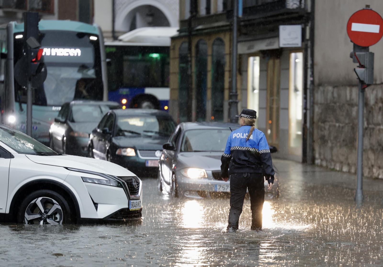Una agente de Policía controla el tráfico durante la inundación el pasado 3 de junio.