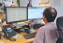 Un agente de la Guardia Civil investiga delitos informáticos.