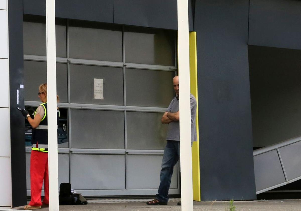 Dos operarios reparan los desperfectos.
