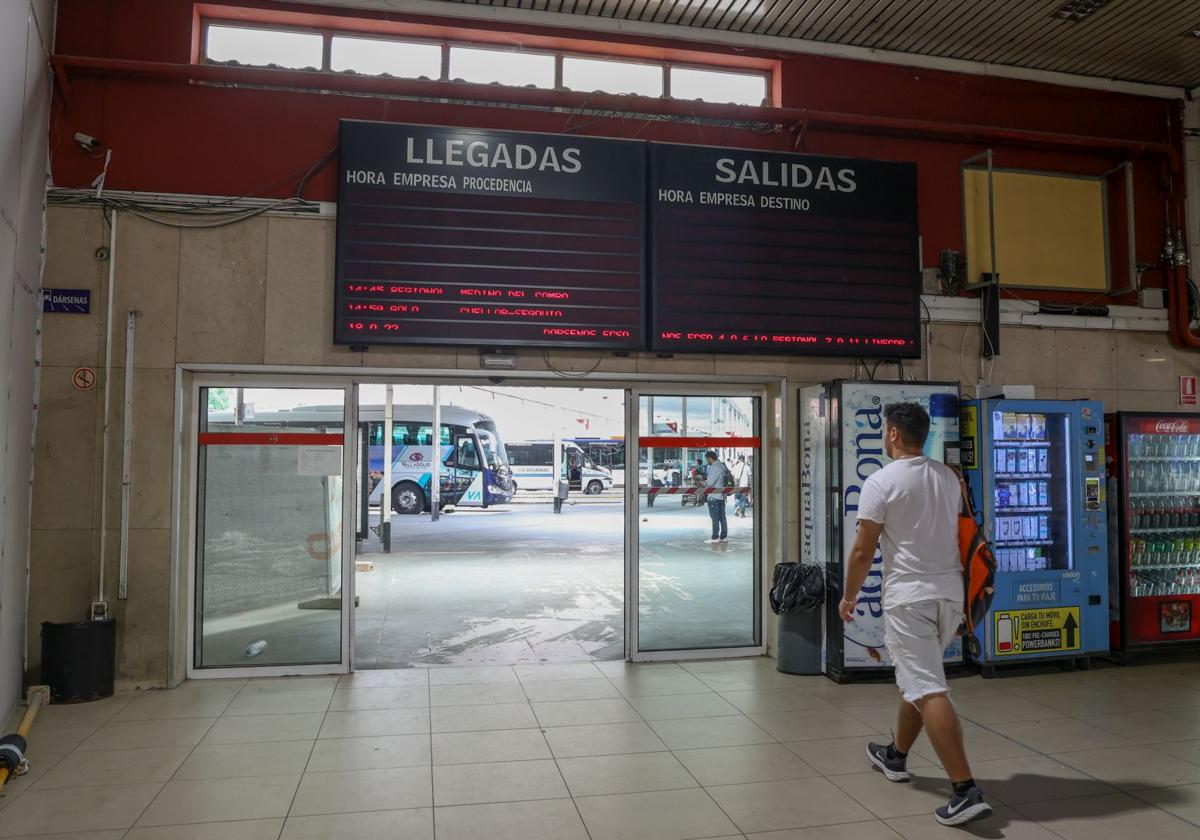 Un joven accede a la zona de las dársenas de la estación de autobuses el pasado martes.