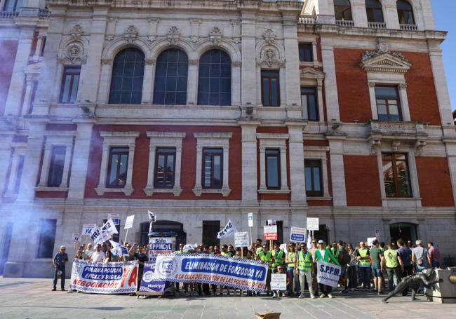Asistentes a la concentración a las faldas del Ayuntamiento de Valladolid.