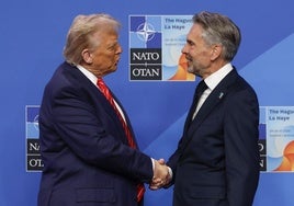 El primer ministro de Países Bajos, Dick Schoof (c), recibe al presidente de Estados Unidos, Donald Trump, a su llegada a la cumbre de la OTAN, este miércoles.