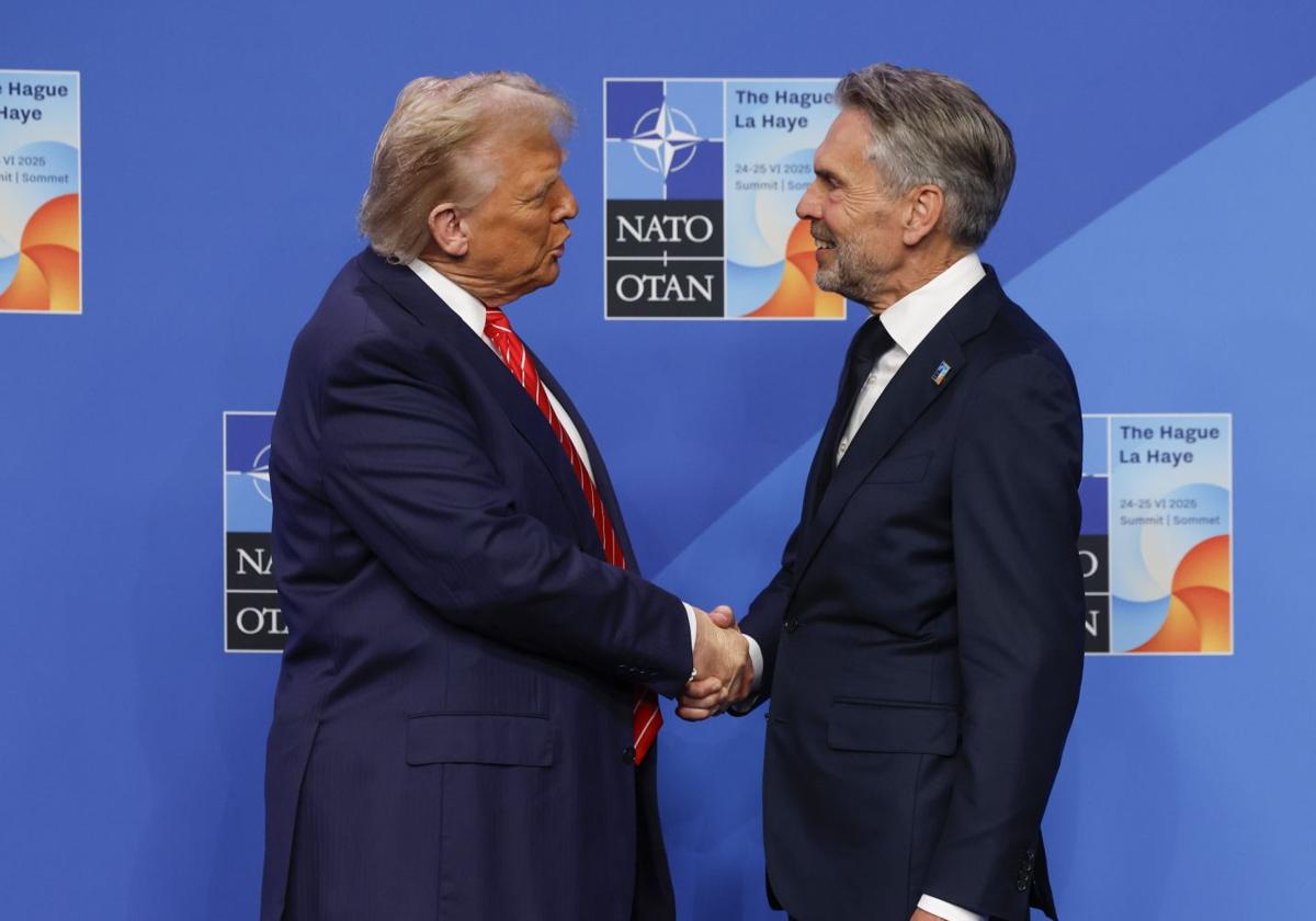 El primer ministro de Países Bajos, Dick Schoof (c), recibe al presidente de Estados Unidos, Donald Trump, a su llegada a la cumbre de la OTAN, este miércoles.