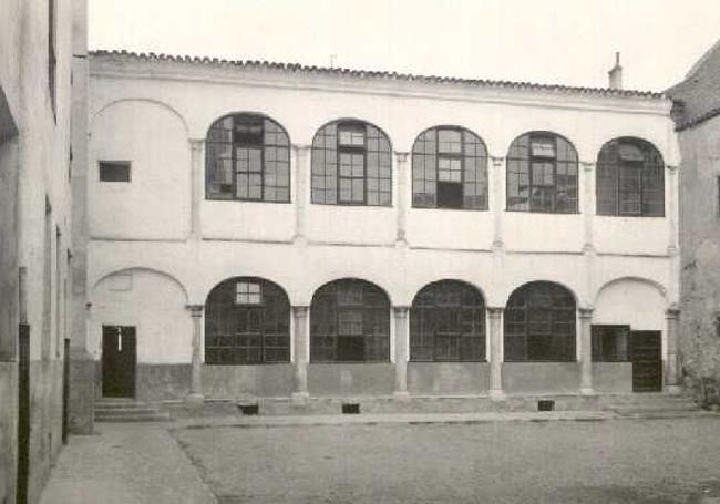 Uno de los patios del colegio.