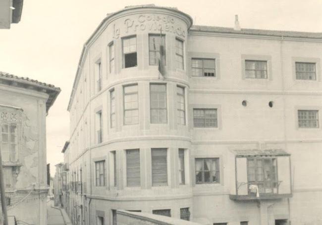 Bloque principal del colegio La Inmaculada, en la calle Torrecilla.