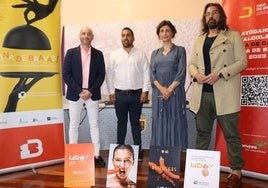 Representantes de Mahou, la Diputación, el Ayuntamiento y de la organización.