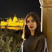 Marta Morencia en Budapest, en el bastión de los pescadores, con el Parlamento al fondo.