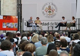 Mónica Kurtis, Mariano Sigman y Rosa Molina, moderados por Antonio Corbillón en los jardines del Palacio de Santa Cruz.