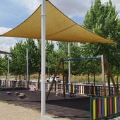 Zona de columpios con toldos en el parque Galileo Galilei, en Los Santos-Pilarica.