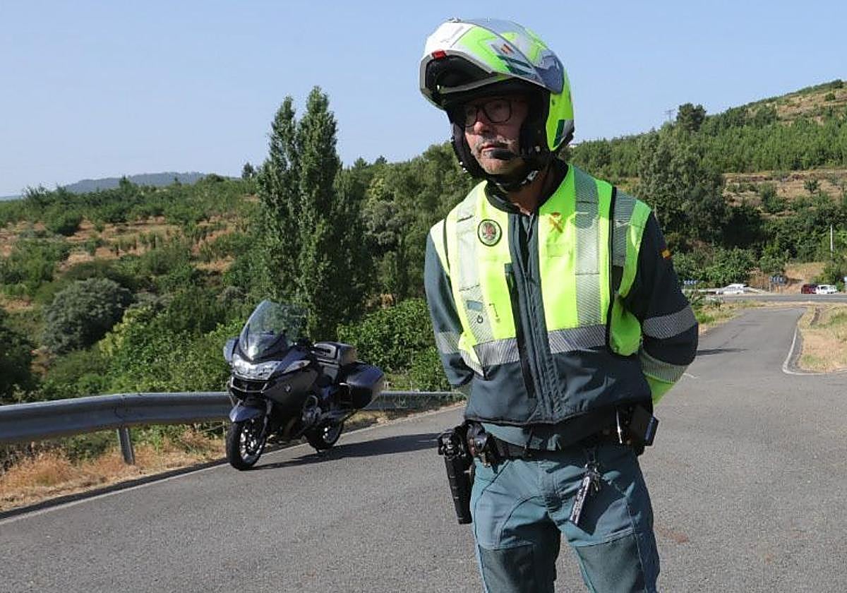 Una de las motos de incóngito de la Guardia Civil, saliendo para un dispositivo.