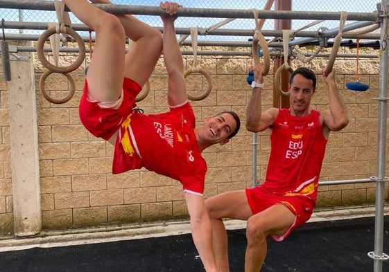 Los hermanos Javier y Eduardo Sanguino García con la equitación de la selección OCRA España.