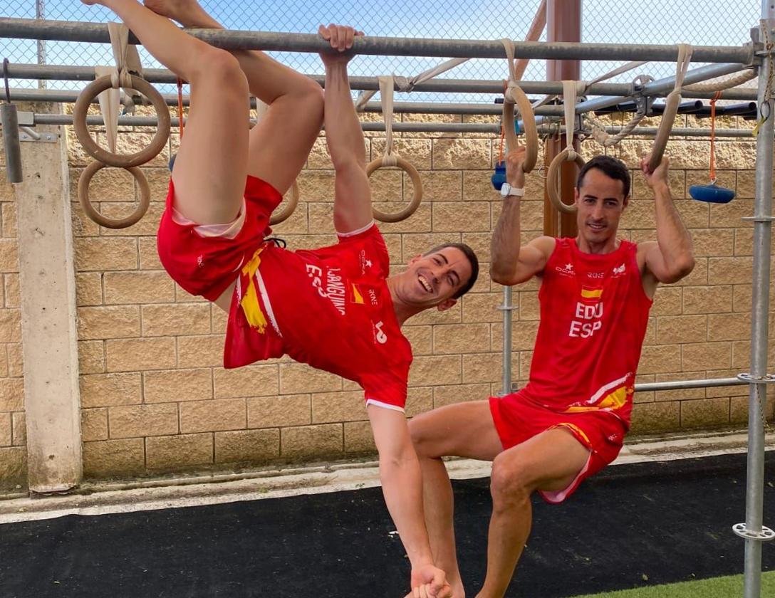 Los hermanos Javier y Eduardo Sanguino García con la equitación de la selección OCRA España.