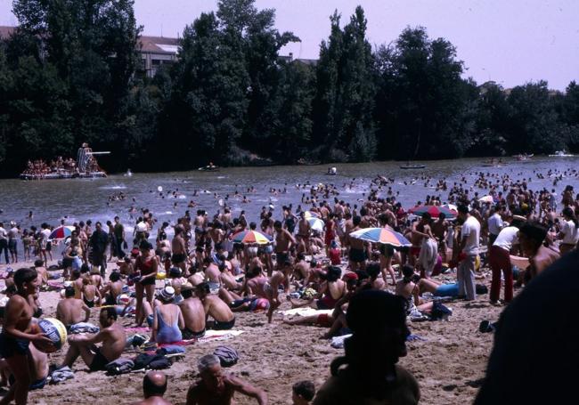 Miles de bañistas abarrotan las playas del Pisuerga en los años sesenta.