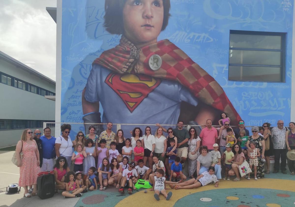 Alumnos y profesores del CEIP Atalaya, delante del mural.