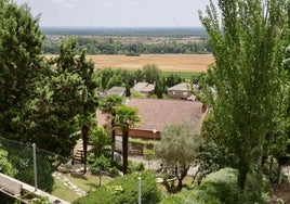 Chalés de la urbanización Panorama de Simancas (Valladolid), con Entrepinos al fondo.