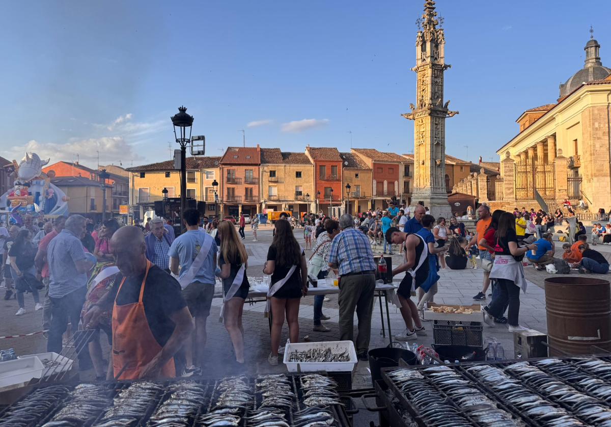 La sardinada tuvo a la plaza del Rollo como mejor escenario