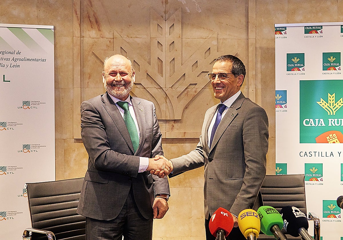 Firma del convenio de colaboración entre Caja Rural y Urcacyl.