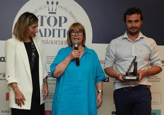 Pilar Pedrosa y su hijo Alfonso Fierro, tras recoger el premio en la gala en el hotel Marqués de Riscal.