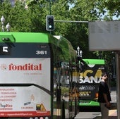 Dos autobuses salen de la parada situada frente a El Corte Inglés tras ponerse el semáforo en verde.