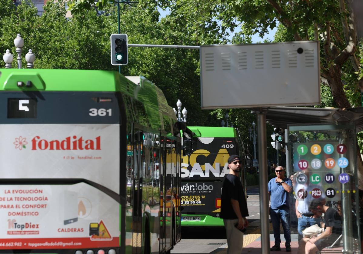 Dos autobuses salen de la parada situada frente a El Corte Inglés tras ponerse el semáforo en verde.